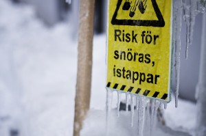 Vem ansvarar för snö och istappar?